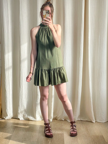 Robe Mona courte vert kaki col montant dos nu à volants style été femme