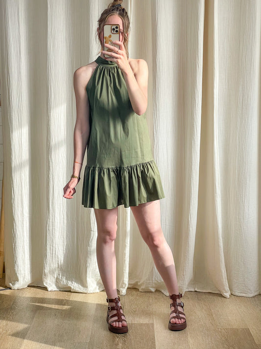 Robe Mona courte vert kaki col montant dos nu à volants style été femme