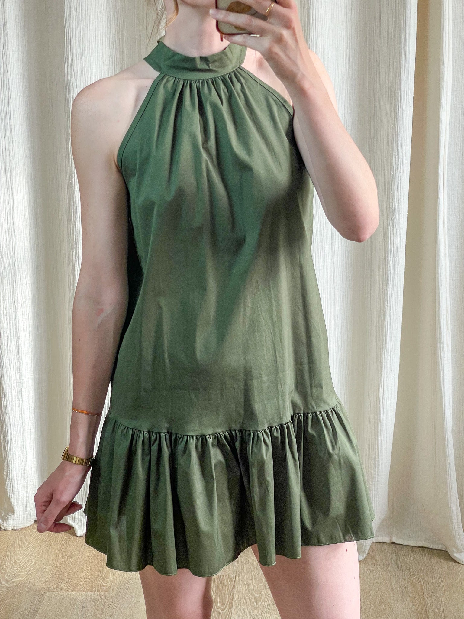Robe Mona vert olive col montant sans manches avec volant froufrou bas femme style chic décontracté