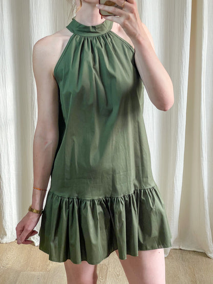 Robe Mona vert olive col montant sans manches avec volant froufrou bas femme style chic décontracté