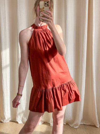Robe Mona orange corail col montant sans manches à volants bas coupe trapèze été femme