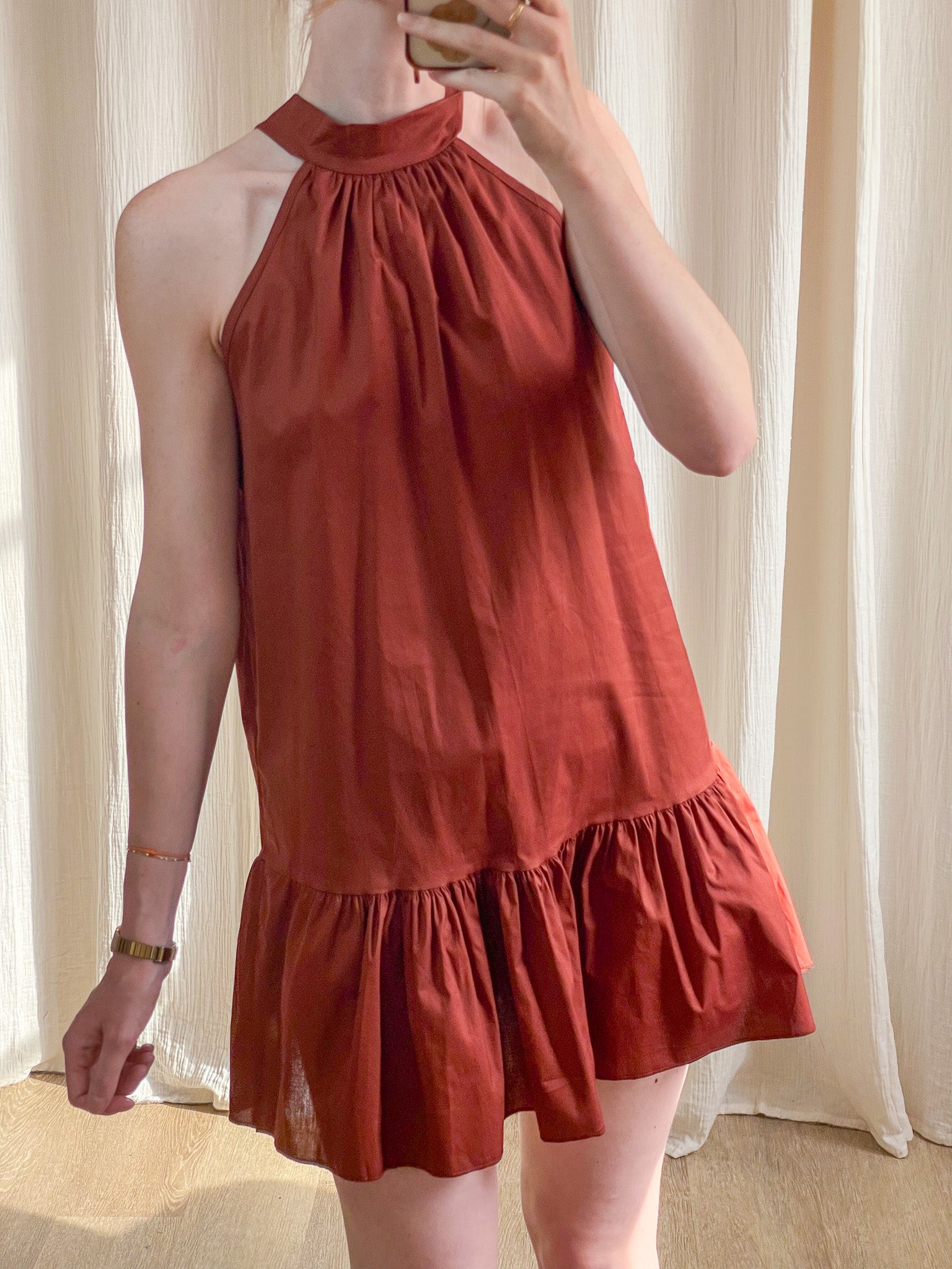 Robe Mona terracotta col montant sans manches avec volant froufrou bas femme été chic