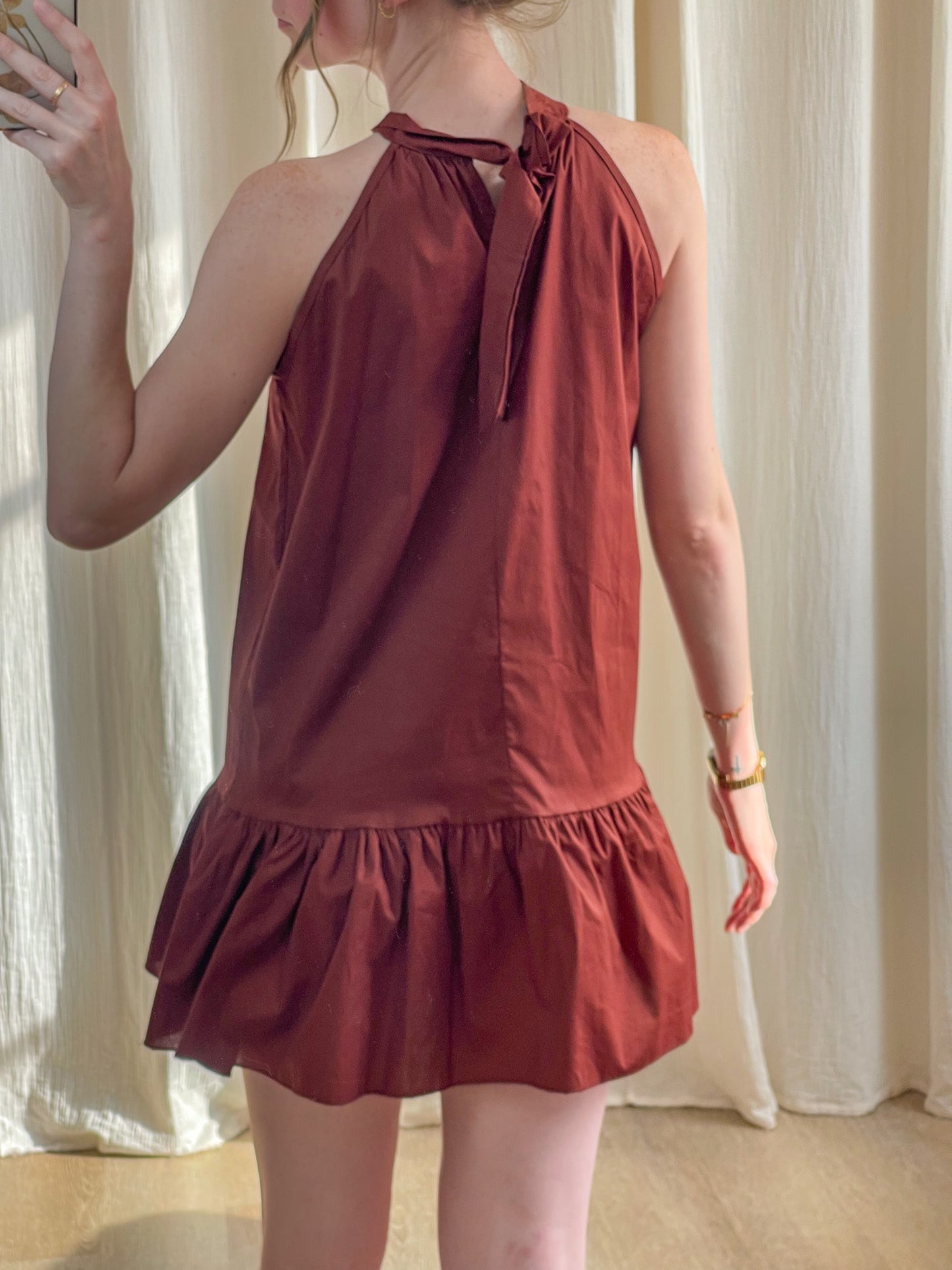 Robe Mona bordeaux dos nu à col noué et volant bas femme style chic décontracté