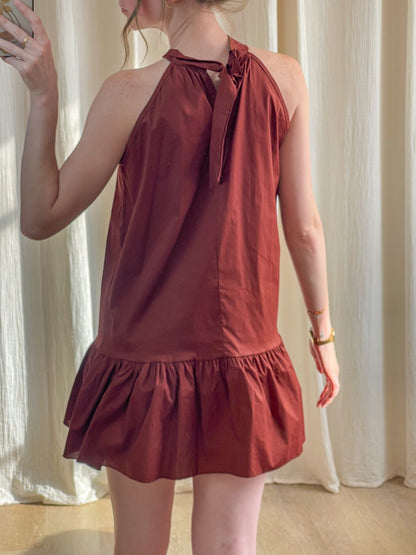 Robe Mona bordeaux dos nu à col noué et volant bas femme style chic décontracté