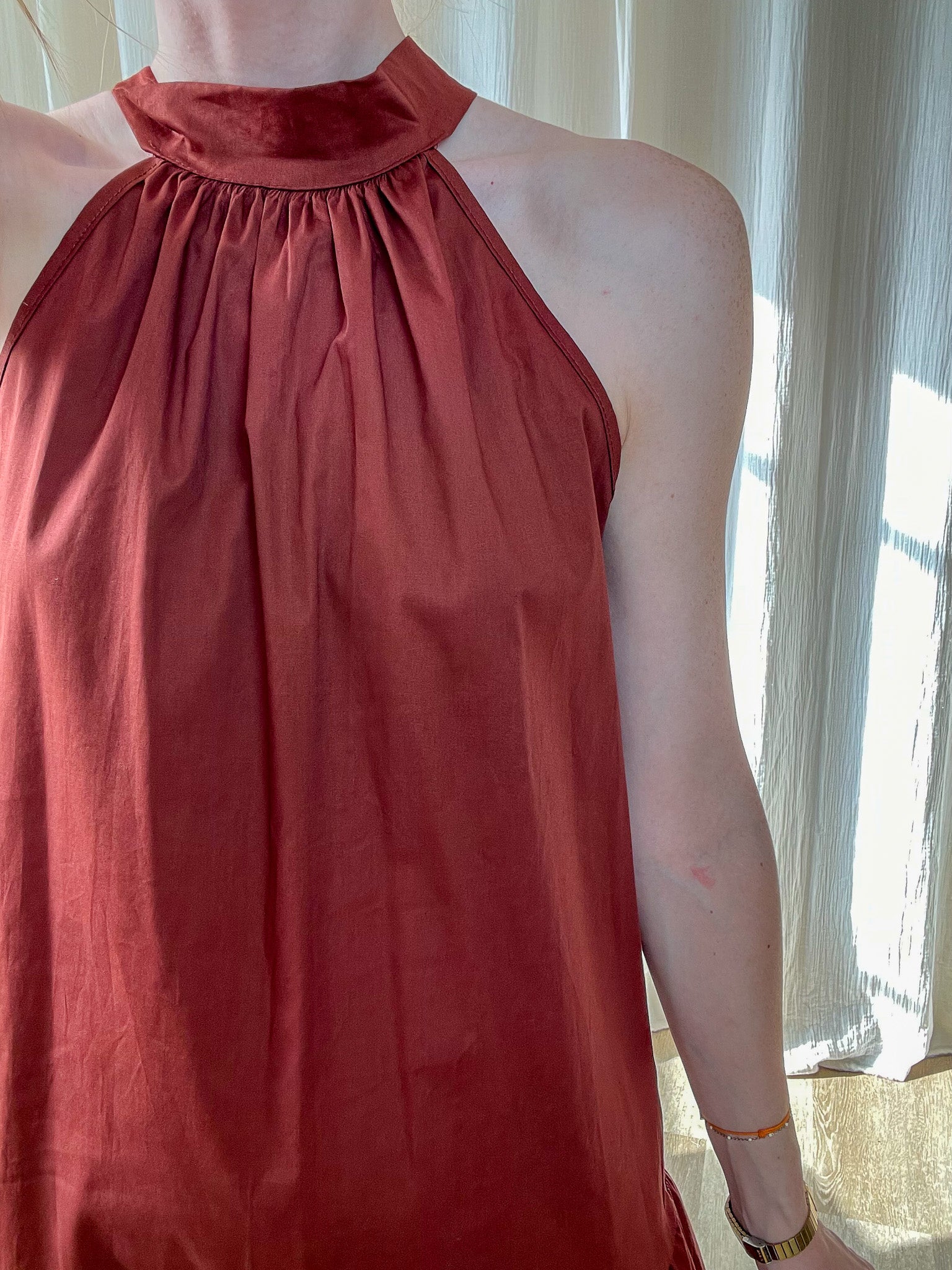 Robe Mona terracotta col montant plissé sans manches coupe fluide légère femme été