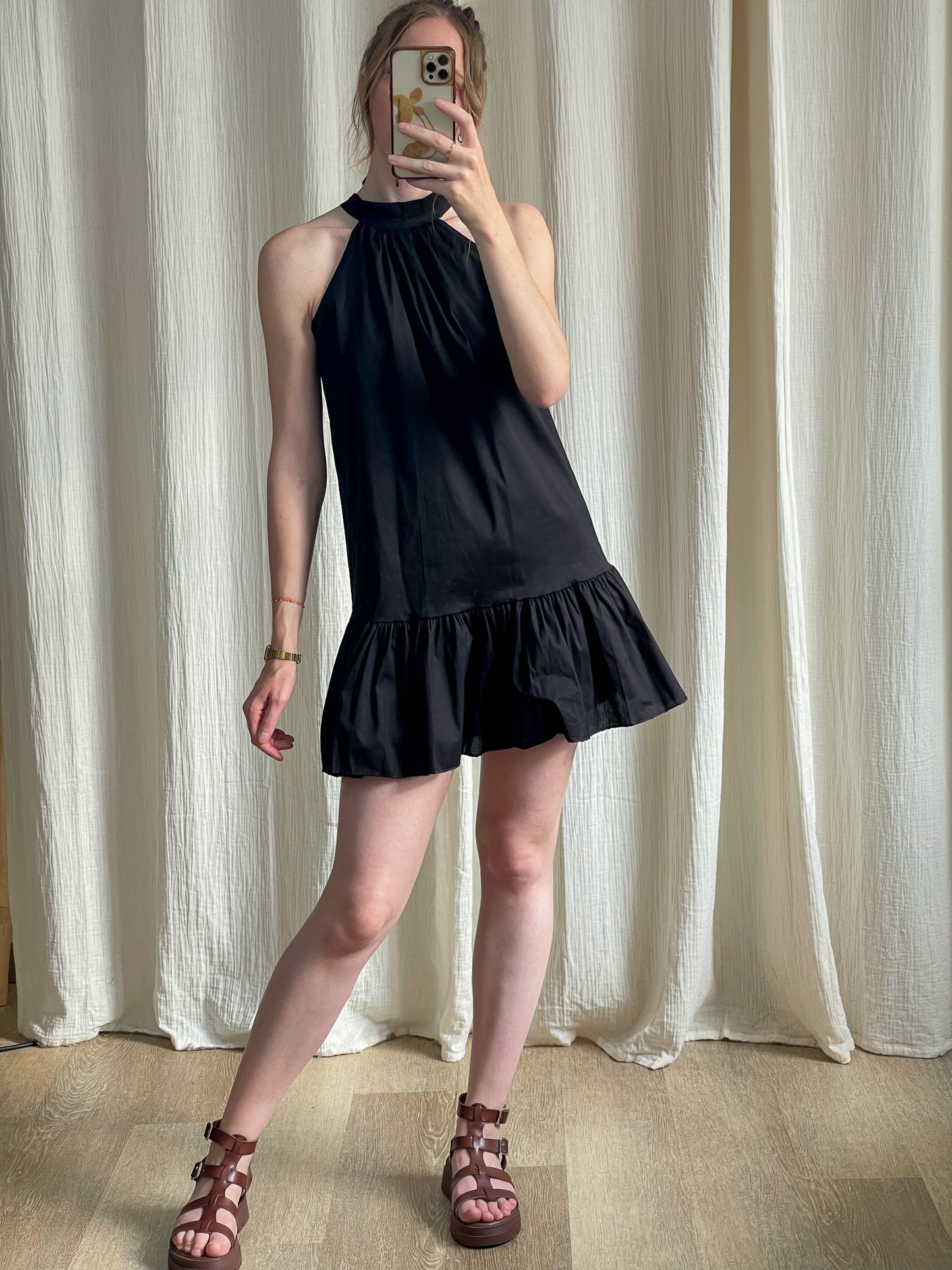 Robe noire courte col halter avec volant bas femme, coupe fluide été tendance