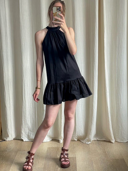 Robe noire courte col halter avec volant bas femme, coupe fluide été tendance