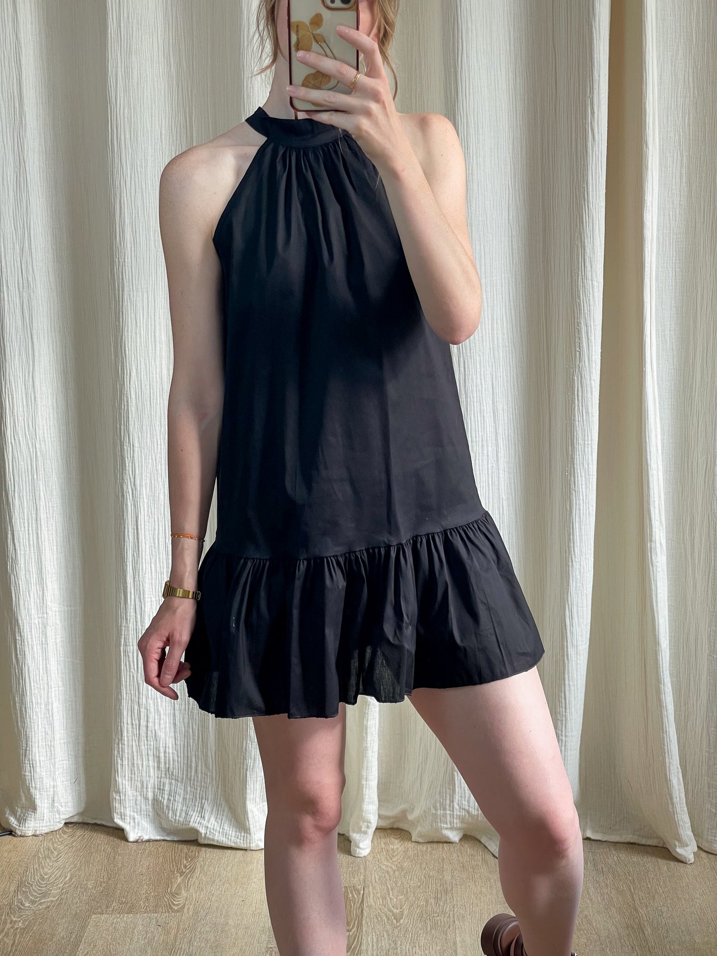 Robe noire courte col montant sans manches avec volant froufrou bas femme style chic minimaliste