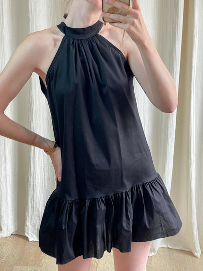 Robe Mona noire col montant dos nu avec volant froufrou en bas femme style chic minimaliste
