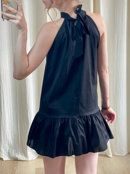Robe noire courte col montant avec nœud et volant bas femme style chic minimaliste