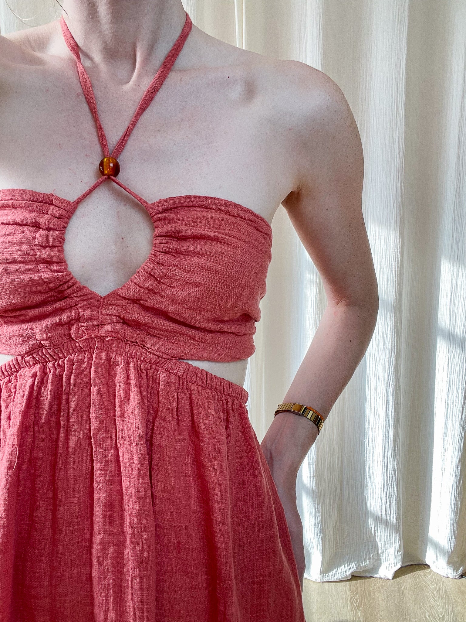 Robe Mira corail en lin à col américain avec détail anneau et découpe taille, style bohème chic femme été