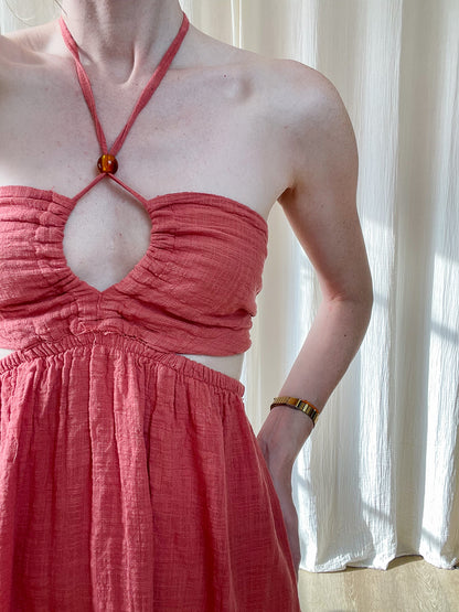 Robe Mira corail en lin à col américain avec détail anneau et découpe taille, style bohème chic femme été