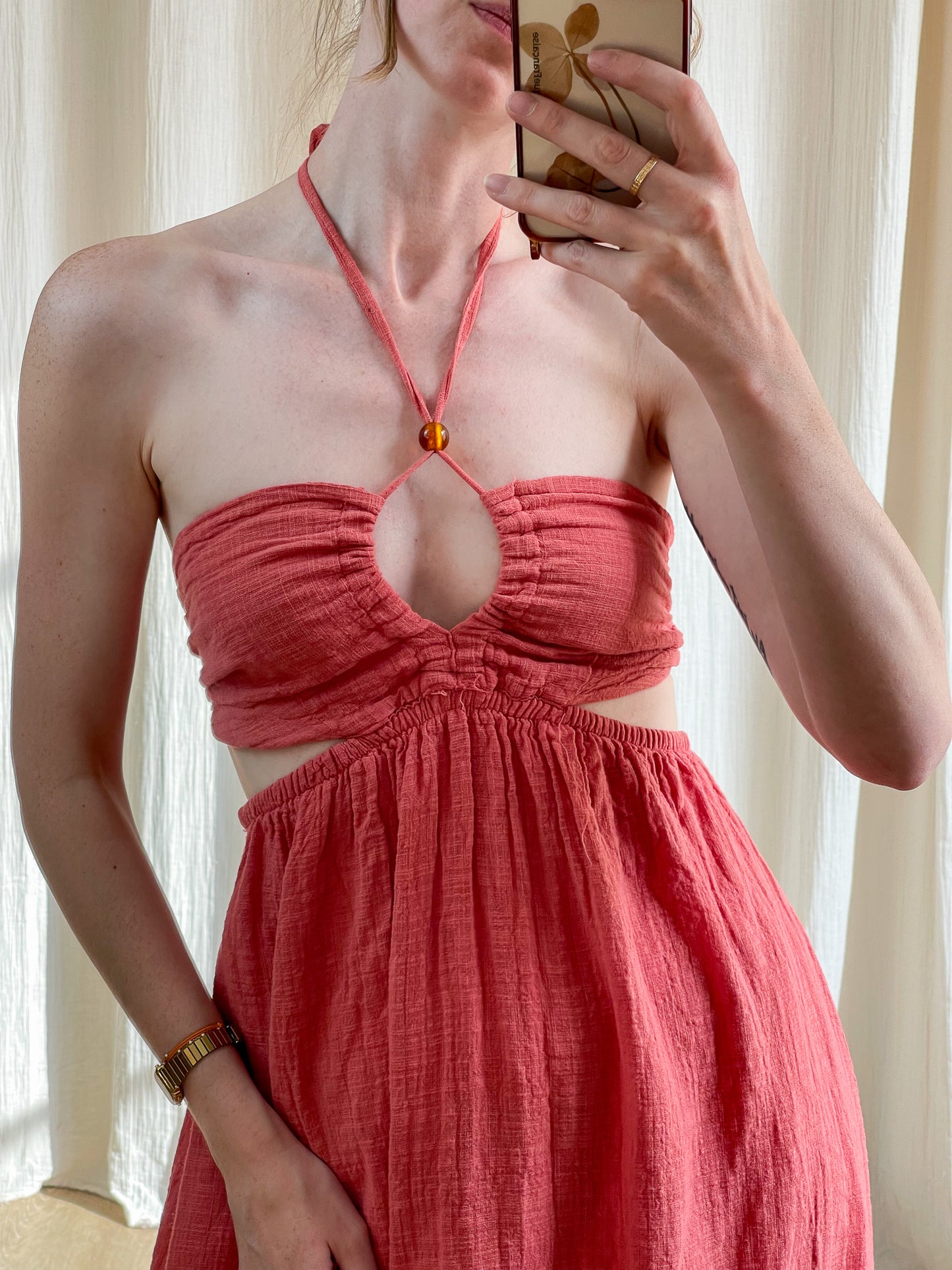 Robe Mira corail en gaze de coton avec découpes taille et décolleté à perle ambrée style bohème été femme