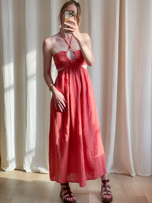 Robe longue corail Mira à dos nu et découpes latérales en gaze de coton légère style bohème été femme