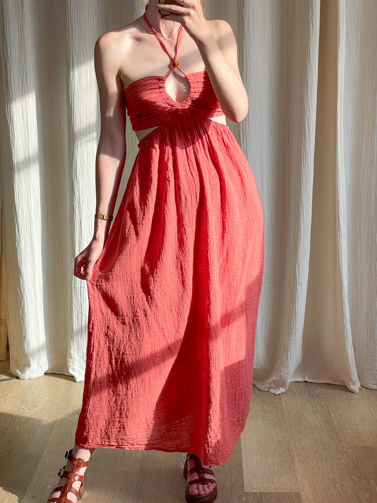 Robe longue corail Mira avec découpes côtés et décolleté à anneau style bohème chic femme été