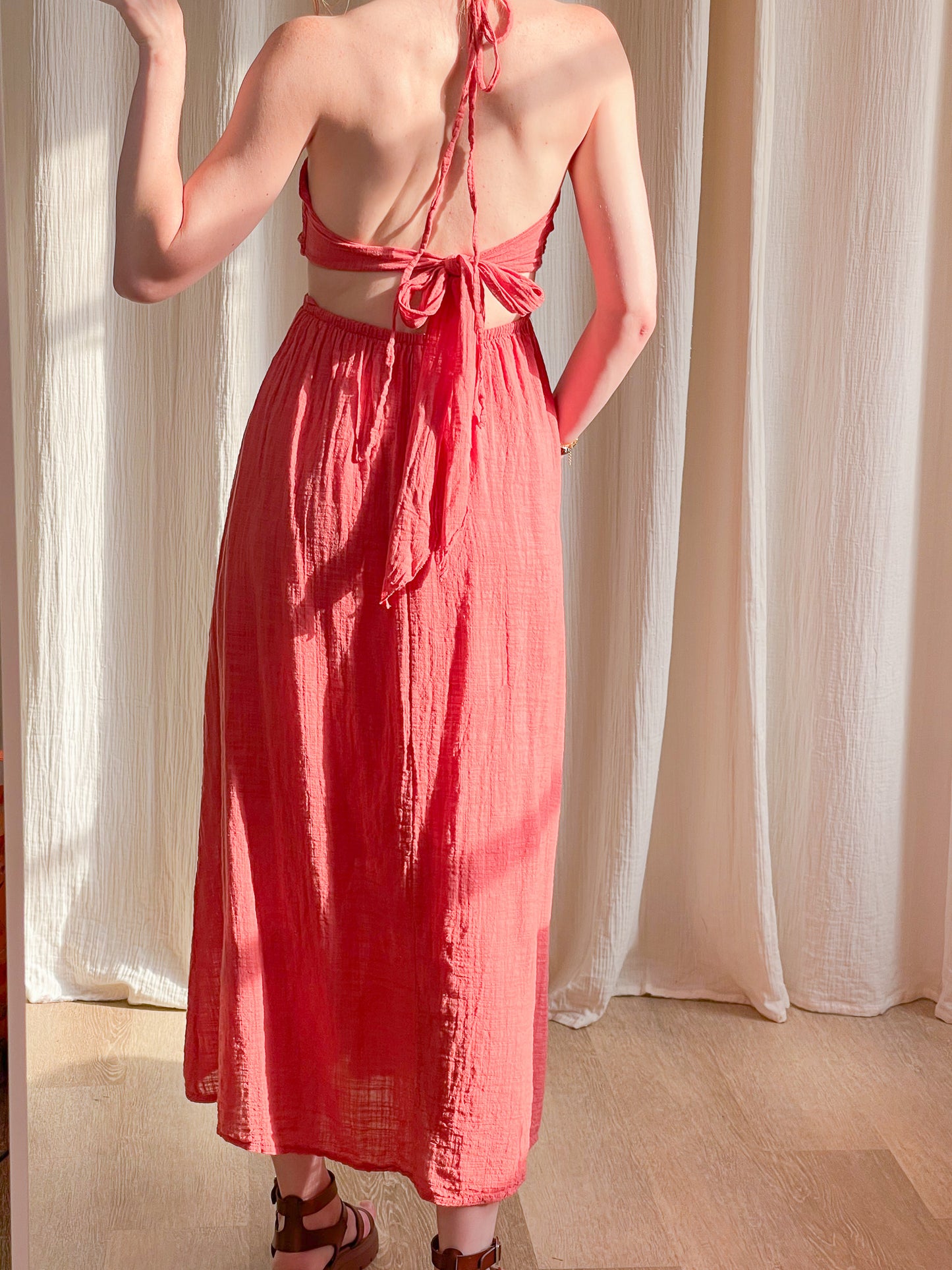 Robe longue dos nu corail en gaze de coton avec liens à nouer, style bohème chic femme été