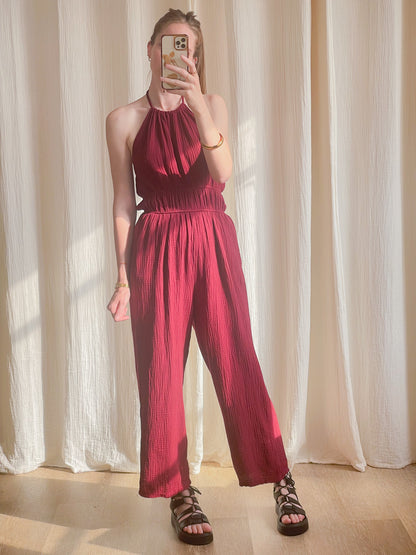 Combinaison femme bordeaux col halter en gaze de coton, coupe fluide taille élastiquée, style bohème chic été