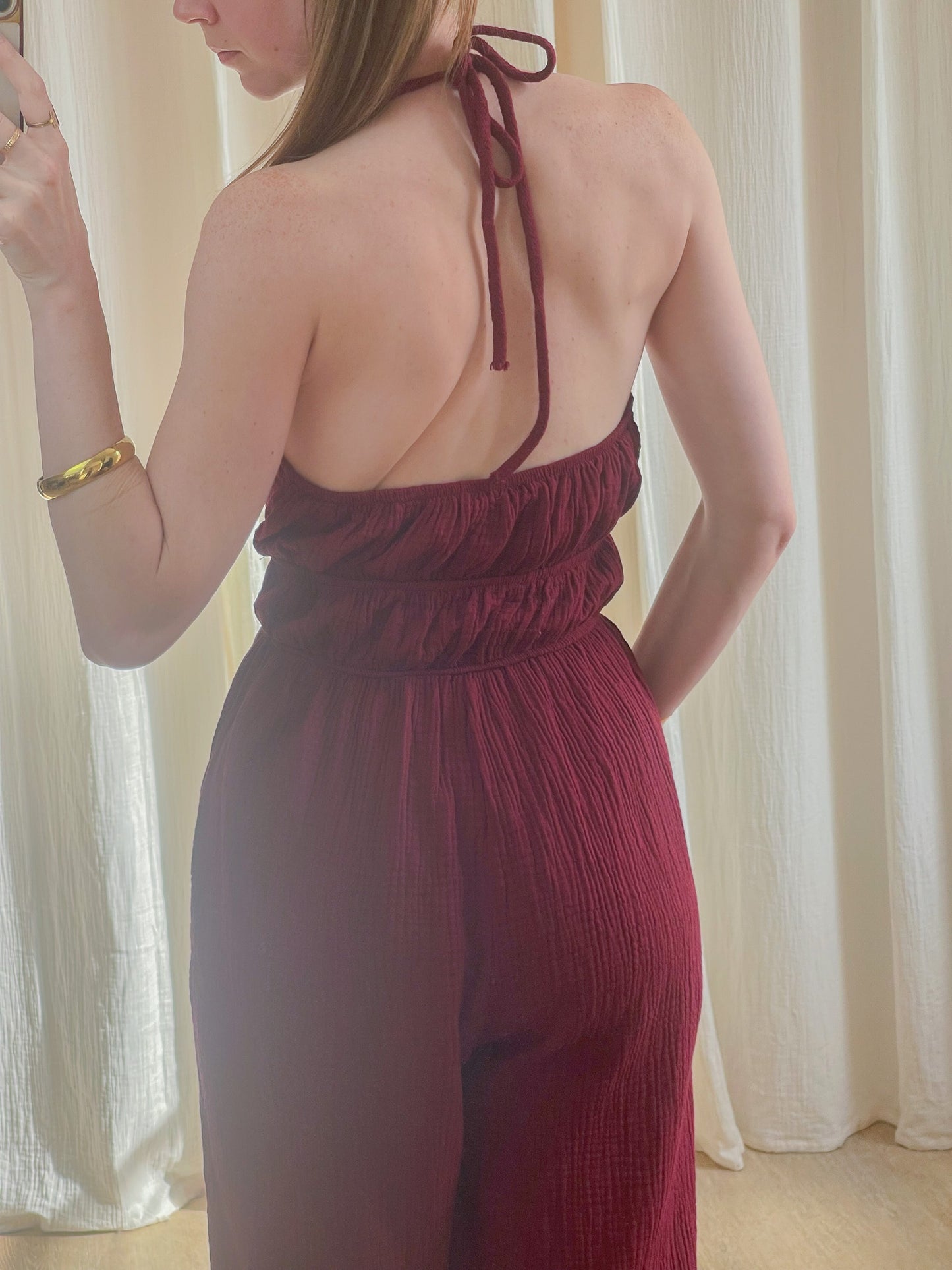 Combinaison pantalon bordeaux dos nu en gaze de coton femme, coupe fluide style bohème chic avec attache nouée