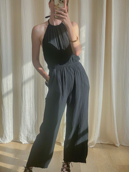 Combinaison Solenge noire dos nu en gaze de coton coupe fluide taille élastique femme été chic