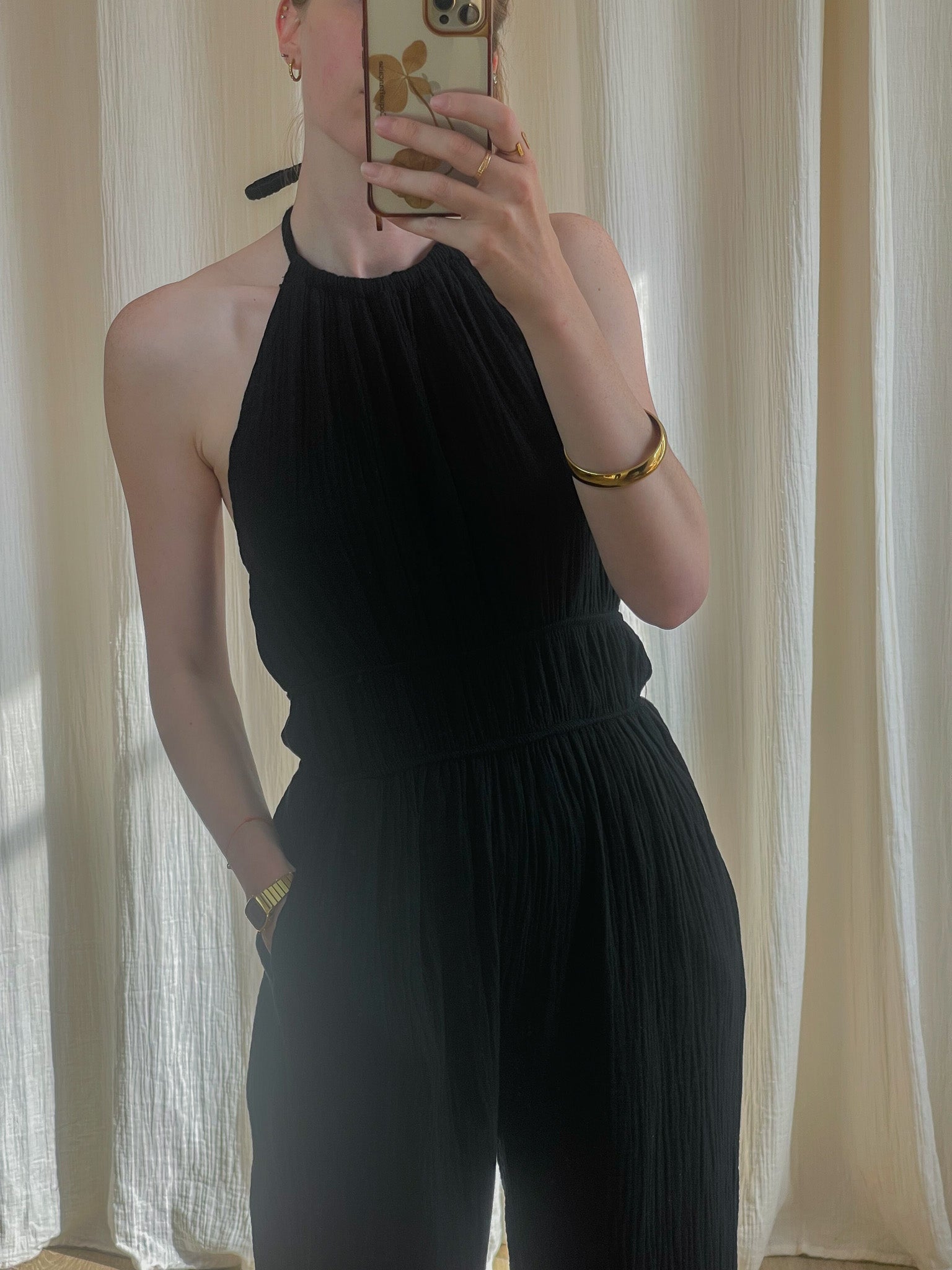Combinaison noire femme col halter en gaze de coton style minimaliste chic avec poches
