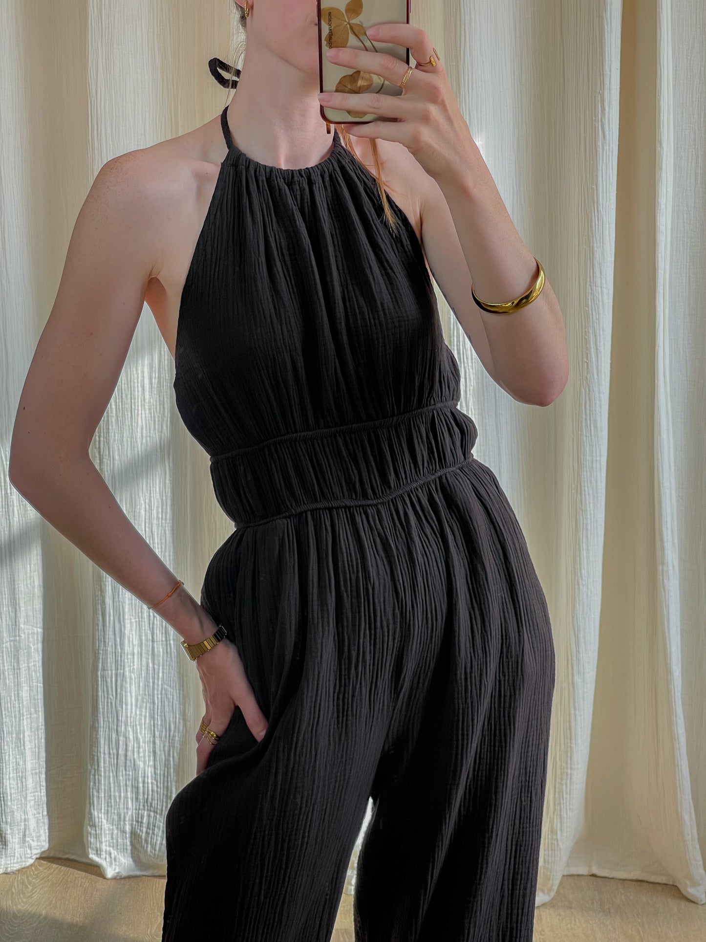 Combinaison noire fluide dos nu en gaze de coton femme, coupe ajustée taille élastique style bohème chic