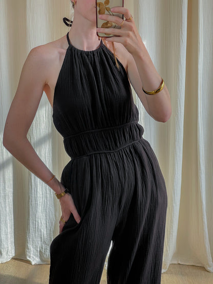 Combinaison noire fluide dos nu en gaze de coton femme, coupe ajustée taille élastique style bohème chic