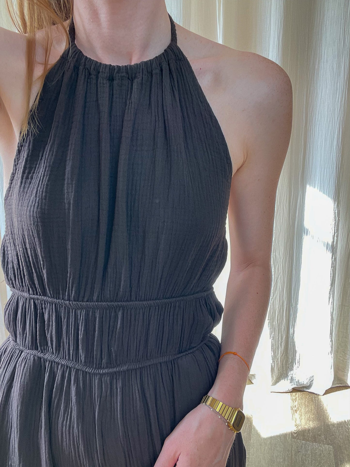 Combinaison femme gris anthracite en gaze de coton col halter taille élastique style bohème chic été