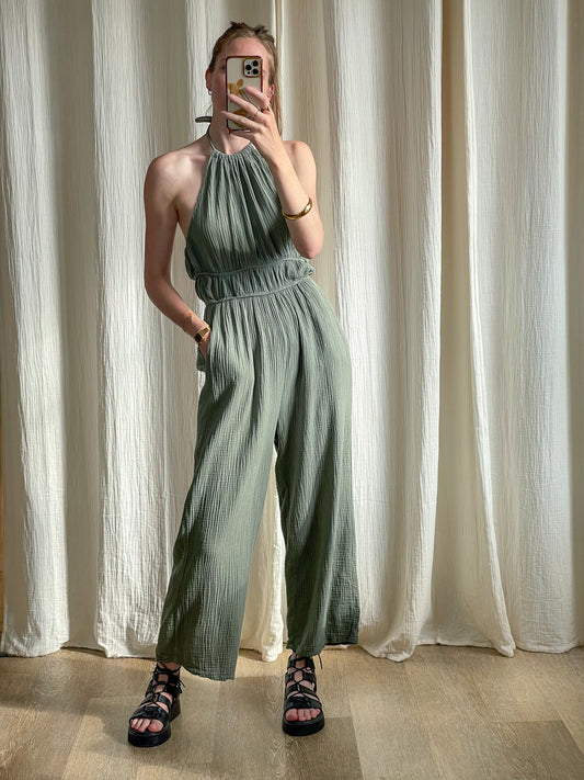 Combinaison longue vert sauge col halter en gaze de coton style bohème femme avec sandales noires à lacets