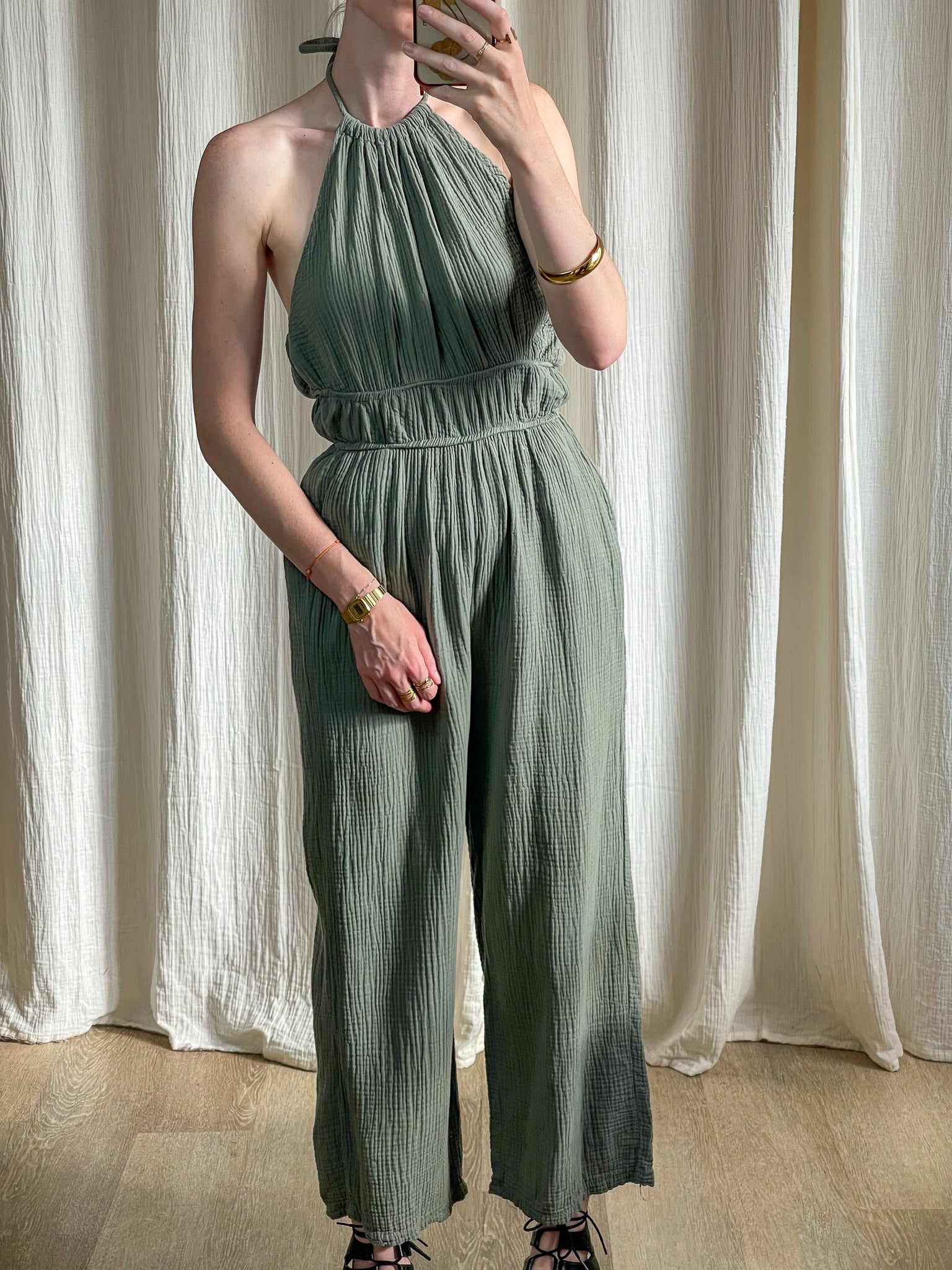 Combinaison femme vert sauge col halter en gaze de coton, coupe fluide taille élastiquée style bohème chic été