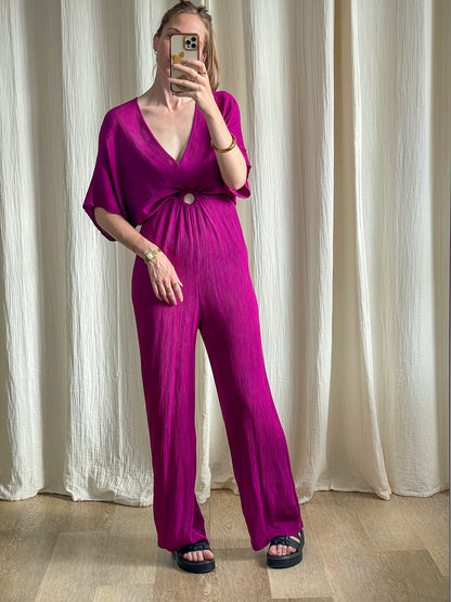Combinaison Ada femme magenta plissée manches kimono col V avec anneau taille, look chic décontracté été