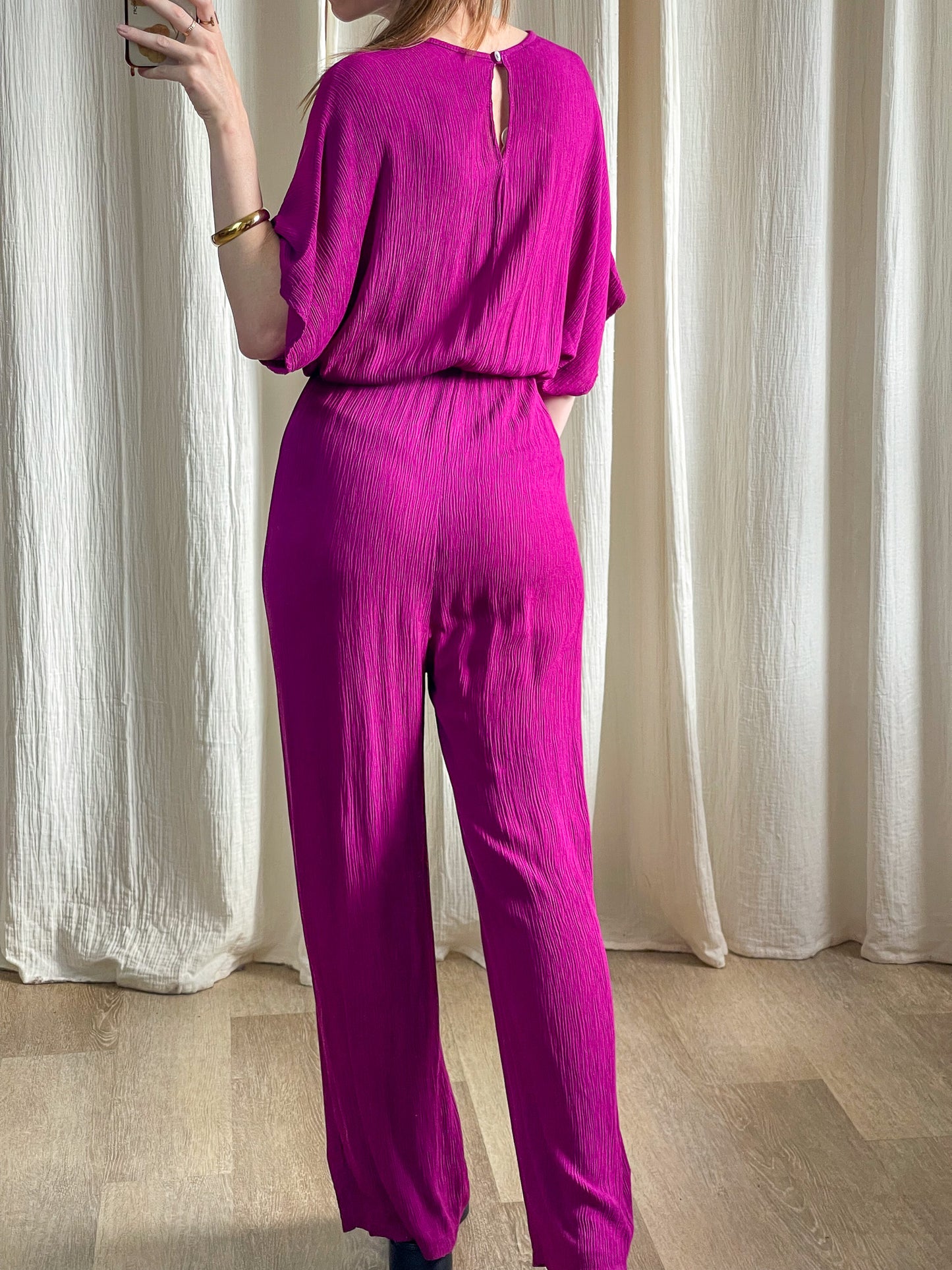 Combinaison pantalon fluide magenta manches chauve-souris femme dos échancré style élégant tenue soirée