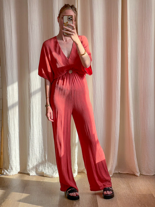 Combinaison fluide plissée rouge corail coupe ample décolleté V avec anneau à la taille femme style bohème chic