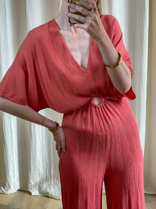 Combinaison Ada corail fluide col V manches kimono avec détail anneau taille femme style bohème chic