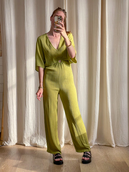 Combinaison Ada vert anis fluide avec découpe taille et manches kimono femme style bohème chic