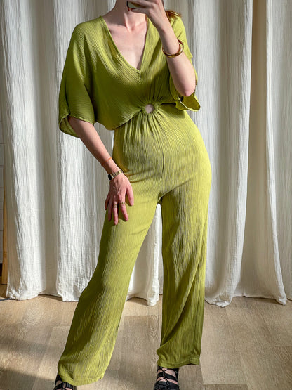 Combinaison Ada vert anis plissée femme avec décolleté V et anneau central, coupe fluide évasée style bohème chic