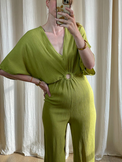 Combinaison Ada vert anis fluide col V avec anneau taille femme style bohème chic été