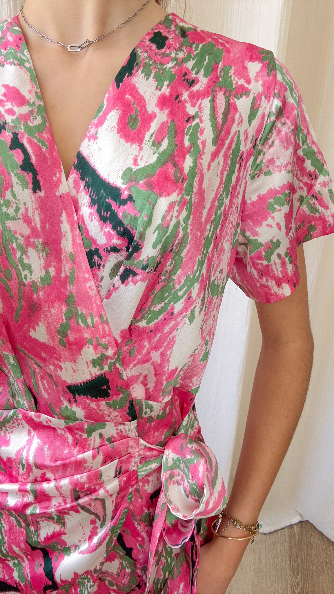 Robe Nina – Robe portefeuille courte imprimé rose et vert