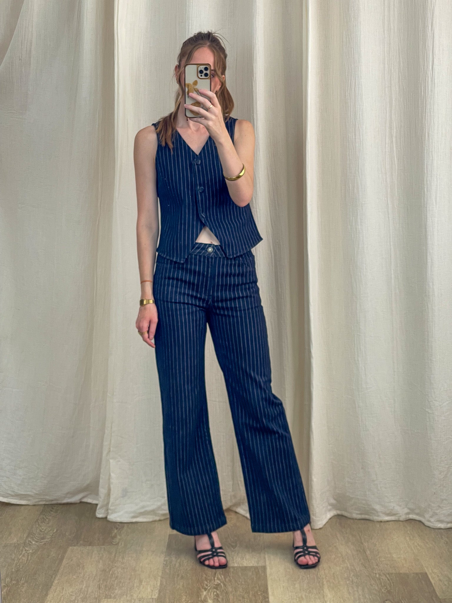 Gilet Oraije femme bleu marine à rayures fines sans manches coupe ajustée style tailleur avec pantalon assorti