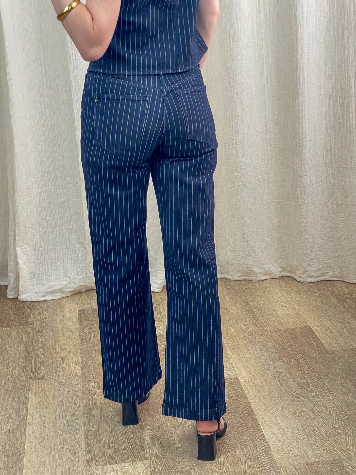 Jean Oraije large bleu marine à rayures blanches coupe droite taille haute femme avec poches arrière style workwear