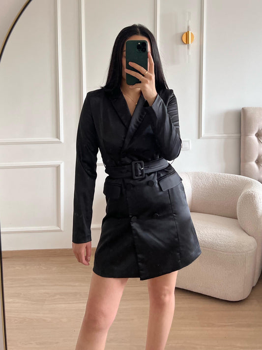 Robe Donna – Robe blazer satinée noire ceinturée