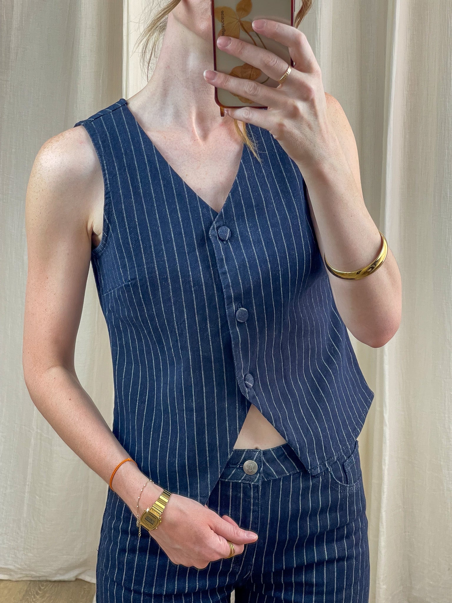 Gilet sans manches bleu marine à rayures fines blanches, coupe cintrée femme, style workwear chic