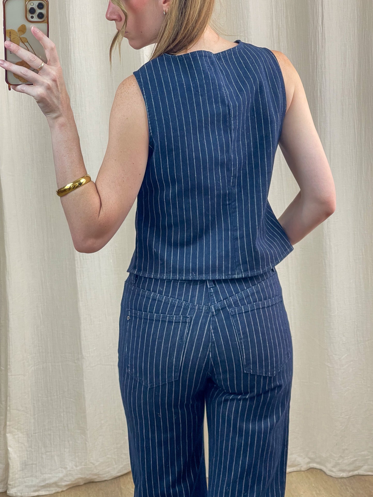 Gilet sans manches bleu marine à rayures blanches femme porté de dos avec pantalon assorti style workwear