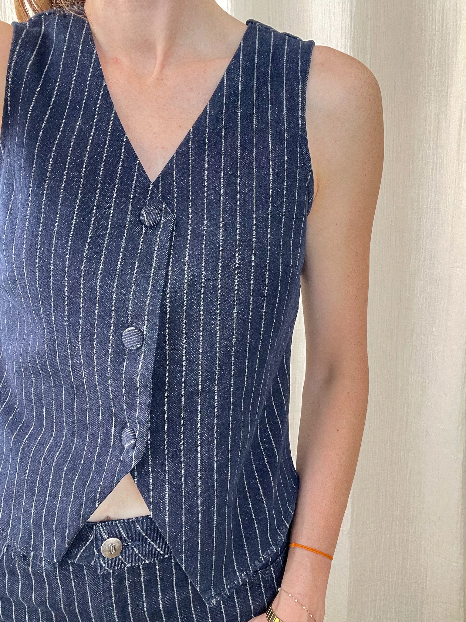 Gilet sans manches bleu marine à rayures blanches femme, coupe ajustée style workwear élégant Oraije