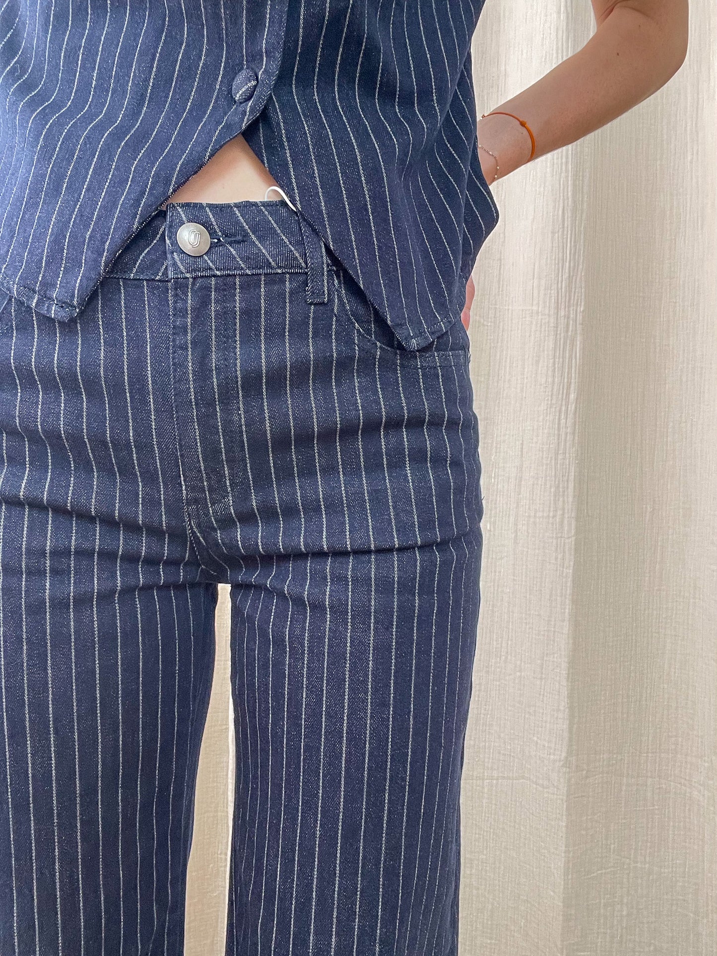 Jean Mona Oraije droit bleu marine à rayures blanches taille haute femme style workwear chic avec chemise assortie