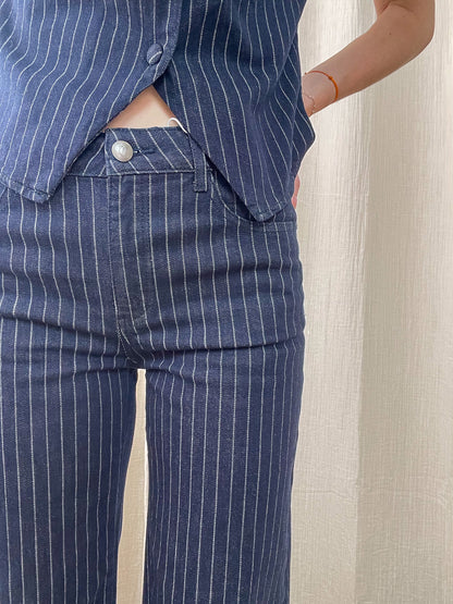 Jean Mona Oraije droit bleu marine à rayures blanches taille haute femme style workwear chic avec chemise assortie