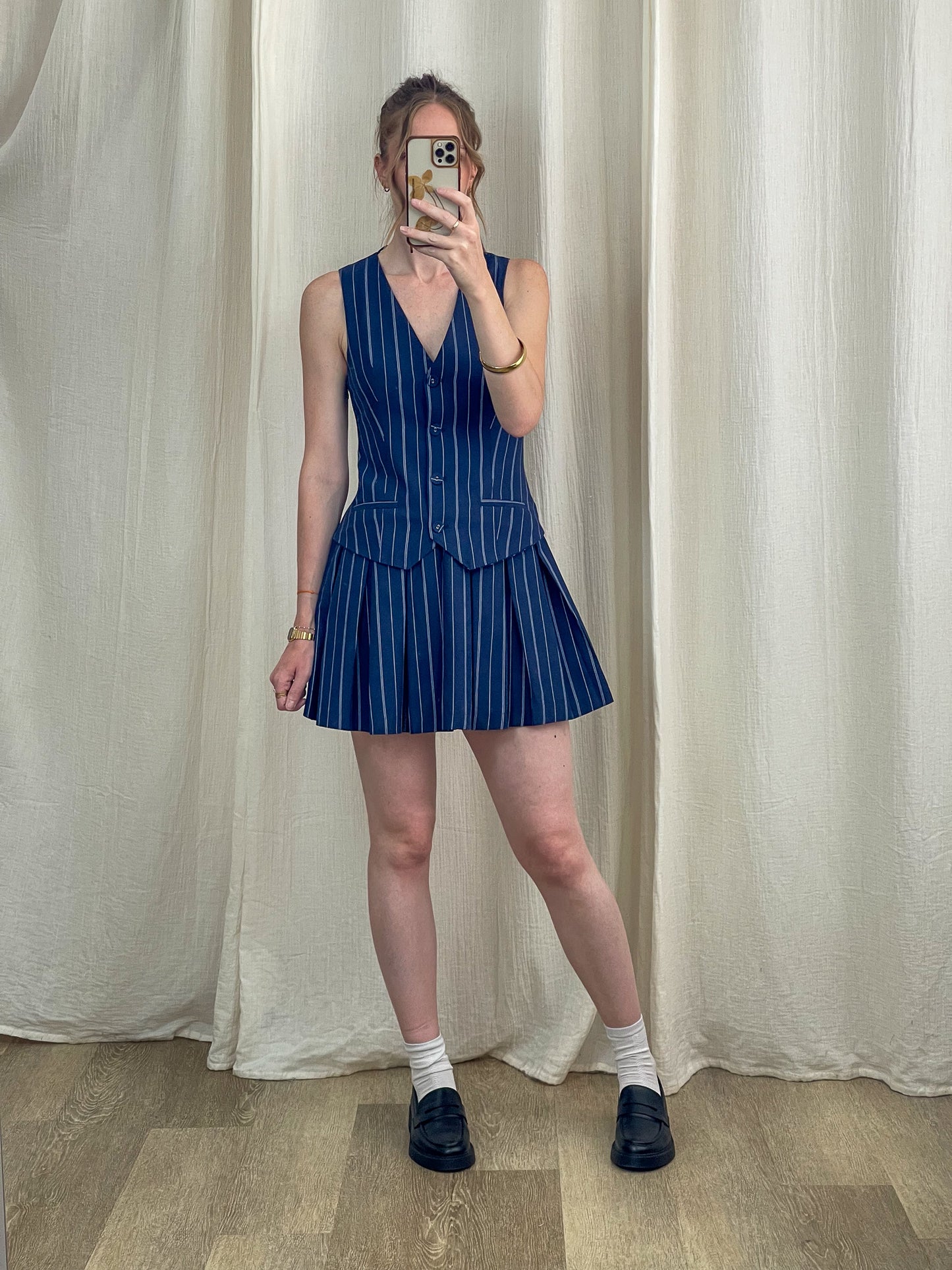 Robe Stormi bleu marine à rayures verticales blanches coupe gilet ajustée et jupe plissée courte femme tendance preppy