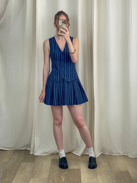 Robe Stormi bleu marine à rayures verticales blanches coupe gilet ajustée et jupe plissée courte femme tendance preppy