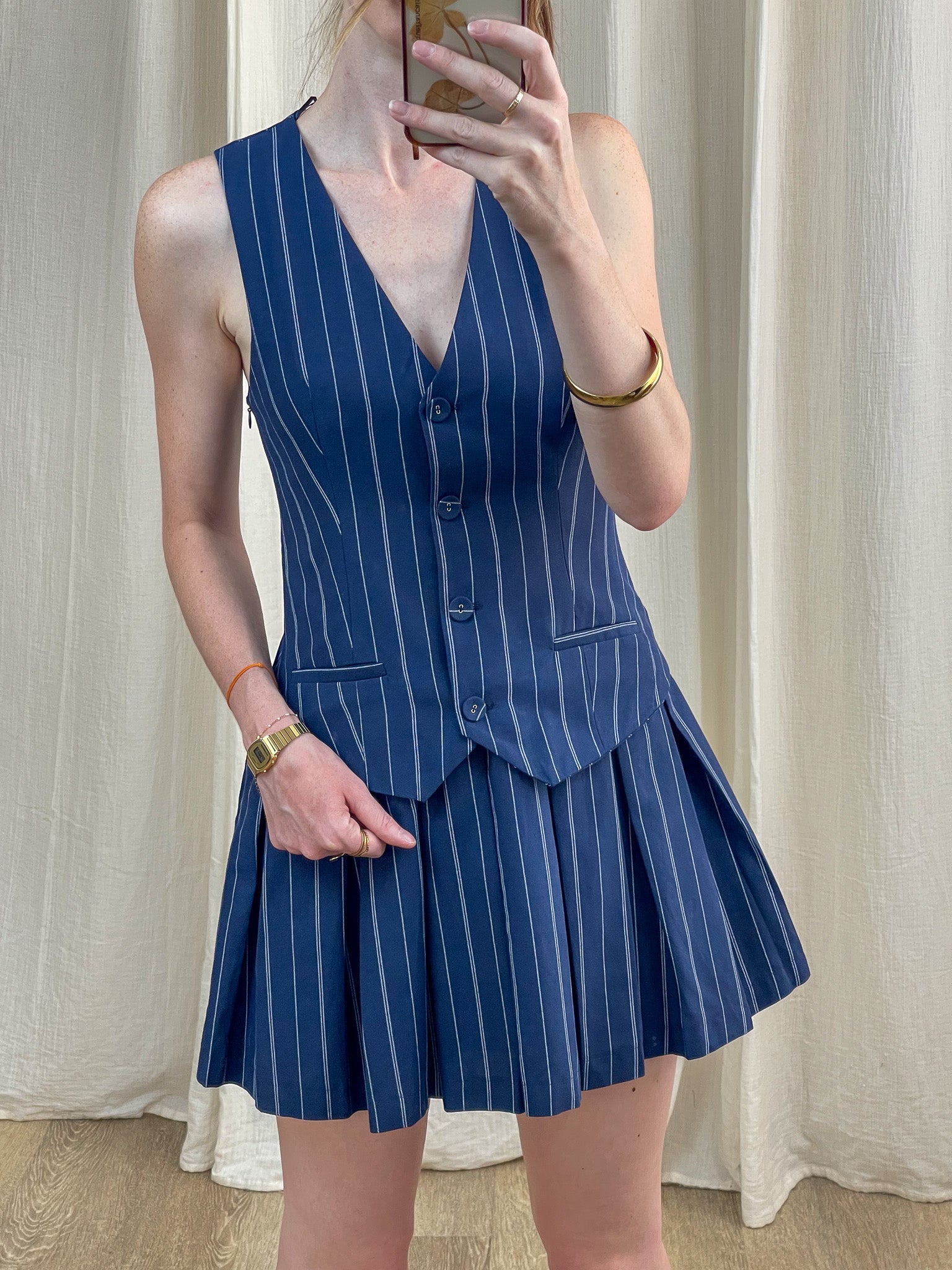 Robe gilet Stormi bleu marine à rayures tennis avec jupe plissée et col V femme tendance été