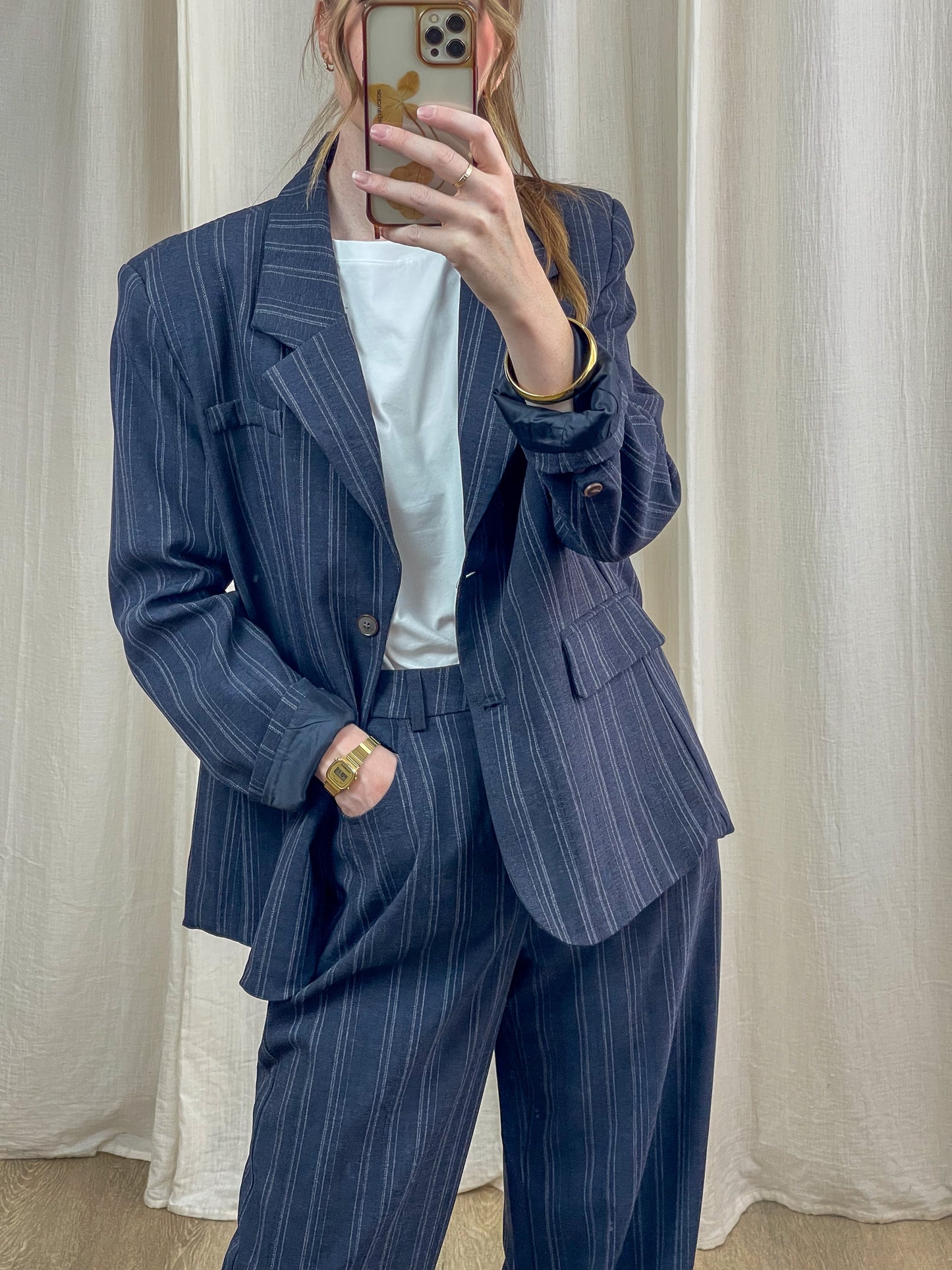 Blazer Sally bleu marine à rayures fines coupe oversize femme associé à un pantalon assorti style tailleur décontracté