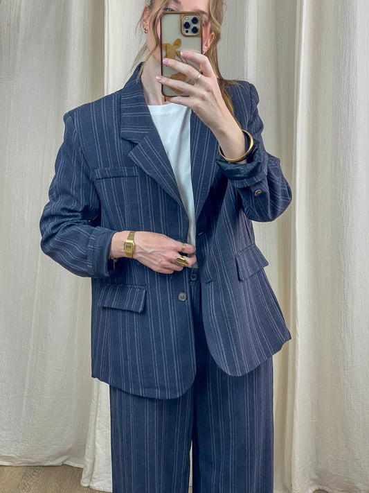 Blazer oversize bleu marine à rayures fines blanches coupe masculine femme style workwear chic